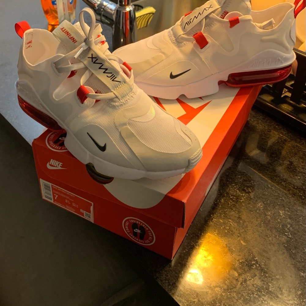 Nike Air Max Infinity- white/black/photon dust